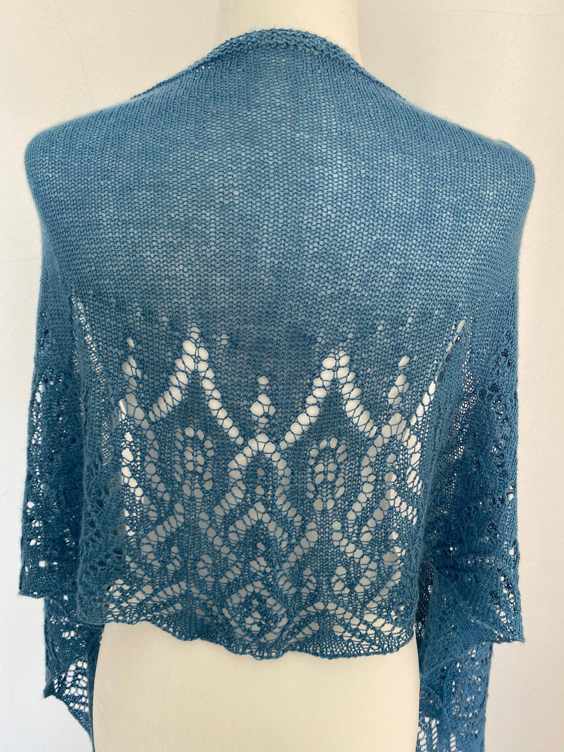 Handgestrickte Stola Mit Lochmuster Und Abgerundeter Unterseite. Gefertigt Aus Wunderschönem Dünnen Garn Kaschmir, Feiner Wolle Angora in Blau Handgestrickte Stola Mit Lochmuster Und Abgerundeter Unterseite. Gefertigt Aus Wunderschönem Dünnen Garn Kaschmir, Feiner Wolle Angora in Blau von JennigjeMadeThis