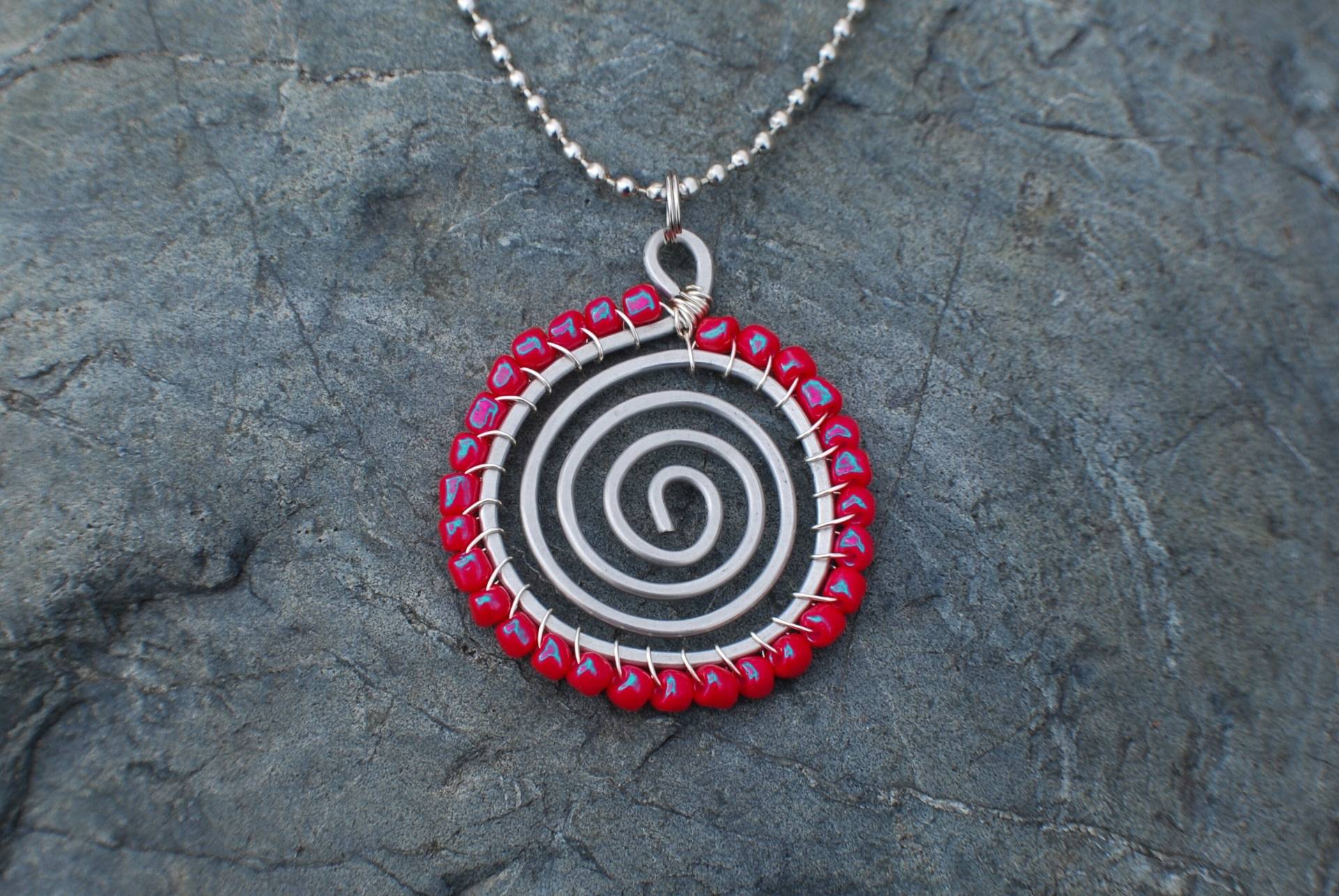 Pink & Silber Anhänger Halskette, Upcycled Metall Und Perlen Spiral Recycelte Industrielle Halskette von JennijoDesigns