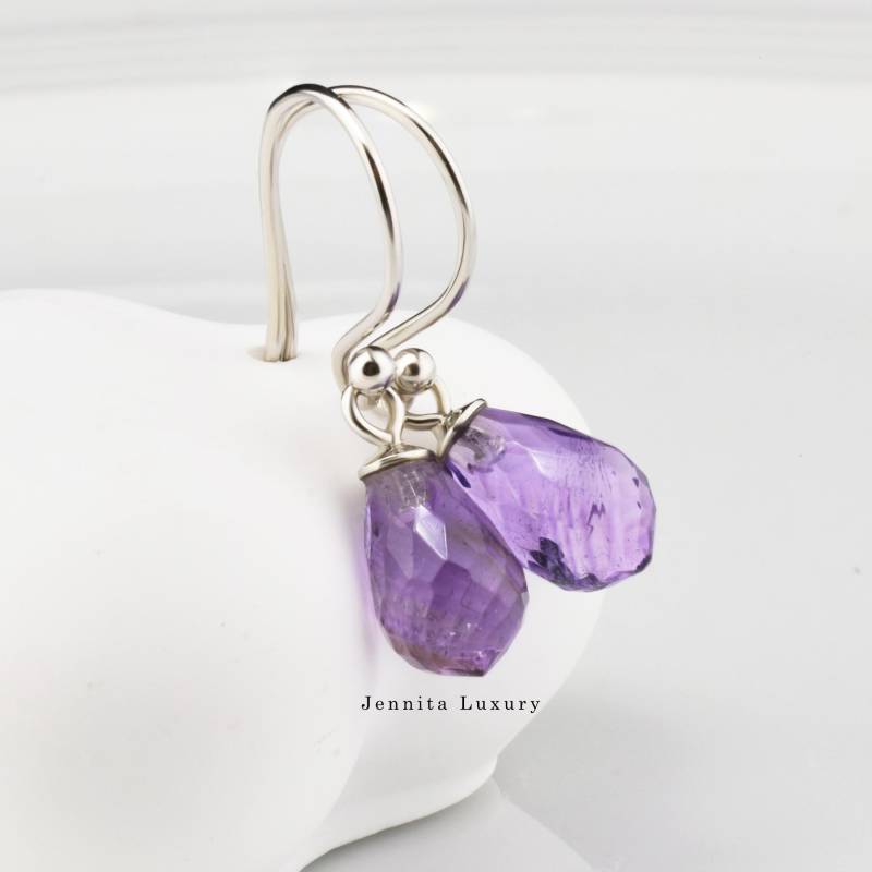 Amethyst Stein Ohrringe Sterlingsilber Hängend, Kleine Violett Lila Facettierte Tropfenförmige Edelstein Hängeohrringe, Damen Silberschmuck von JennitaLuxury