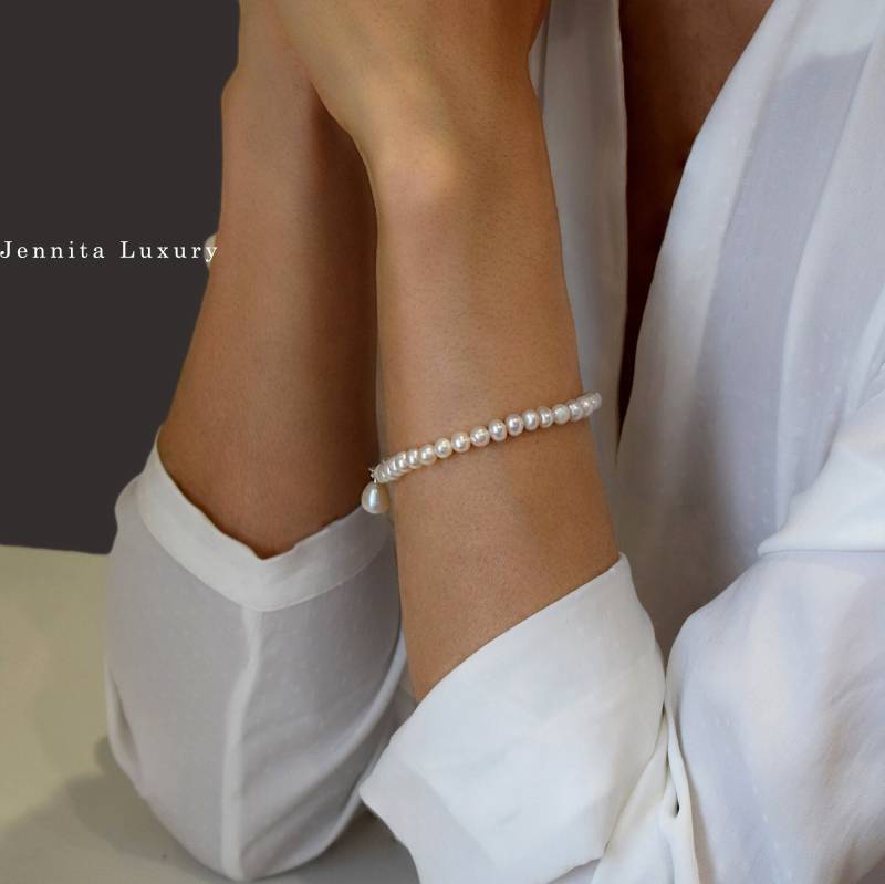 Süßwasserperlen Armband Mit Tropfen Perlen Anhänger, Kleine Weiße Perlenarmbänder Handgefertigt Verschluss, Brautarmband, Hochzeitsschmuck von JennitaLuxury