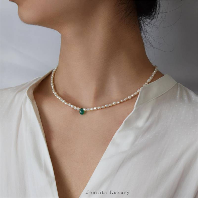 Dünne Reisförmige Süßwasserperlenkette Mit Grünem Chrysopras Anhänger, Weiße Perlenkette Stein, Brautkette Perlen, Hochzeitsschmuck von JennitaLuxury