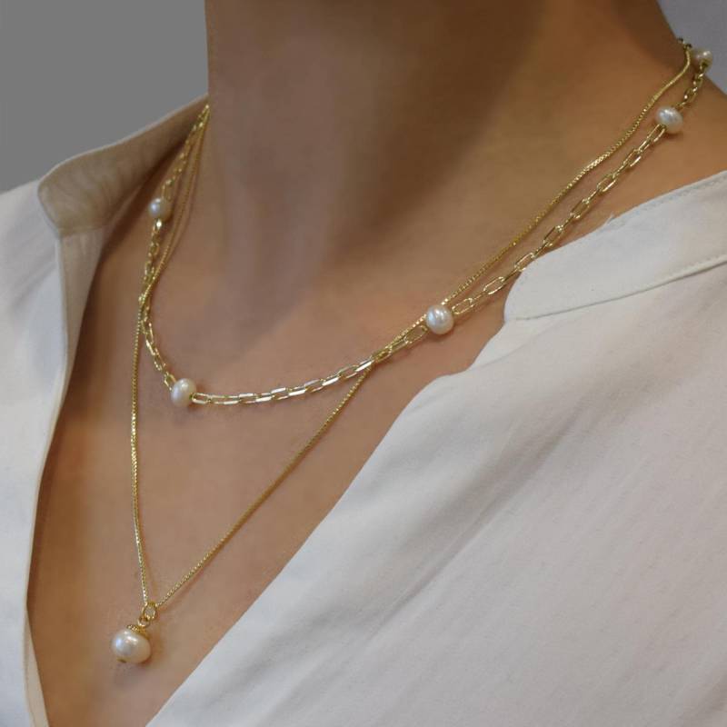 Goldene Layering Halskette Messing Vergoldet Mit Weißen Süßwasserperlen, Goldfarbene 2-Reihige Perlenkette, Damen Perlenschmuck Für Jeden Tag von JennitaLuxury