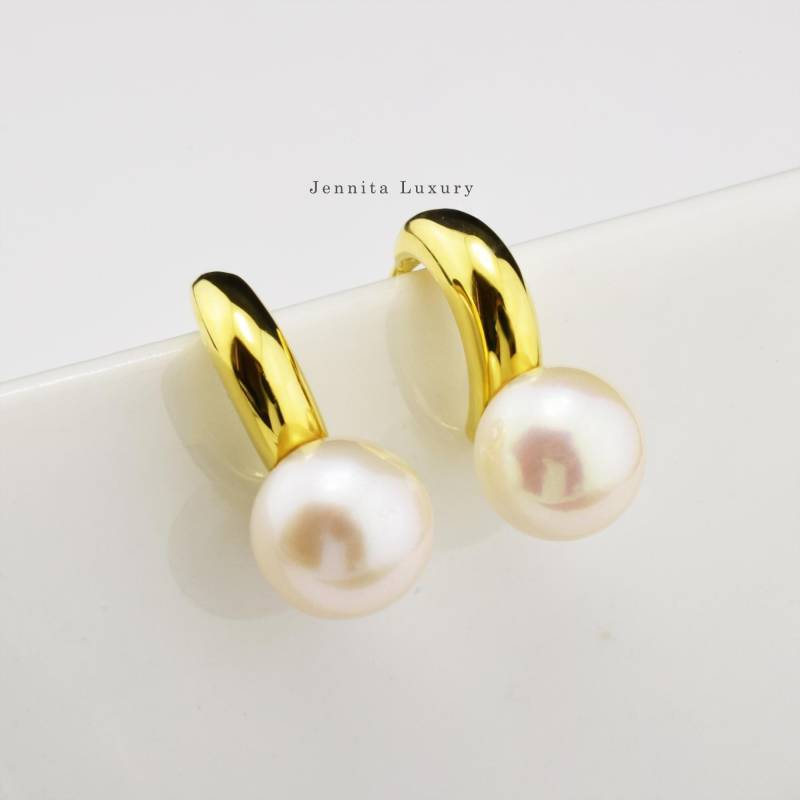 Halbe Creolen Ohrringe Silber Vergoldet Mit Runden Süßwasserperlen, Goldene Stecker Weißen Zuchtperlen, Braut Hochzeitsschmuck von JennitaLuxury