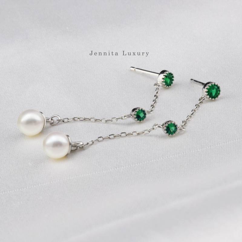 Kettenohrringe Lang Hängend Silber Mit Grünem Zirkonia Stein, Lange Ohrringe Runden Weißen Süßwasserperlen, Brautohrringe, Hochzeitsschmuck von JennitaLuxury