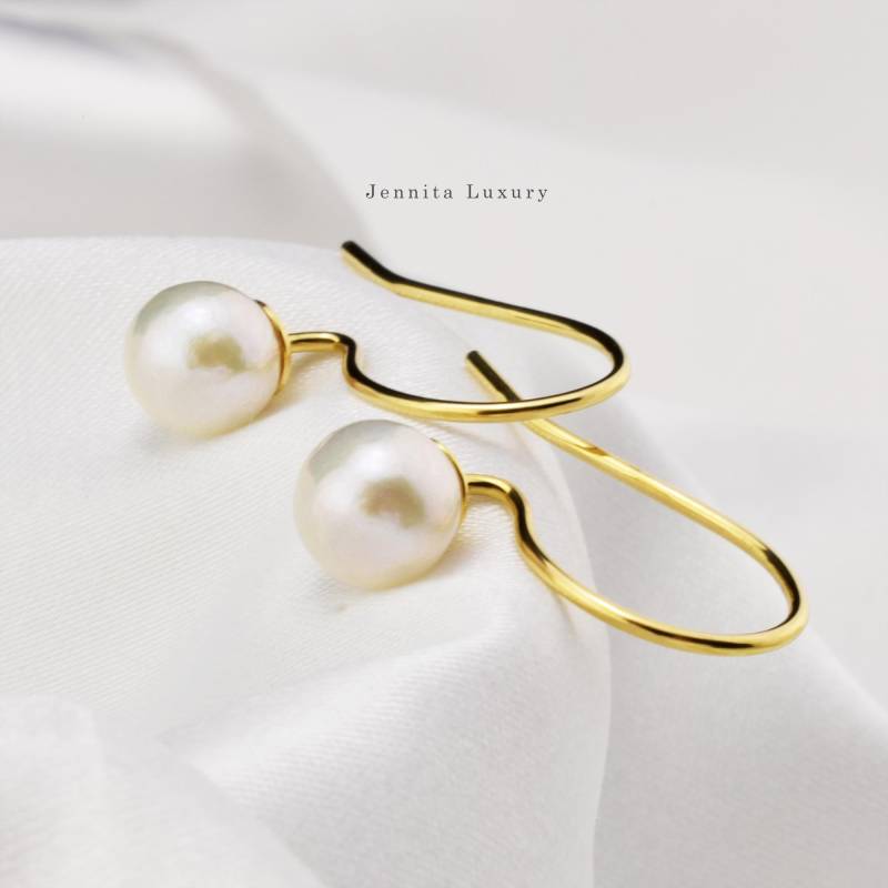 Hängende Ohrringe Silber Vergoldet Mit Weißen Edison Perlen, Goldene Ohrhänger Runden Süßwasserperlen, Brautohrringe, Hochzeitsschmuck von JennitaLuxury