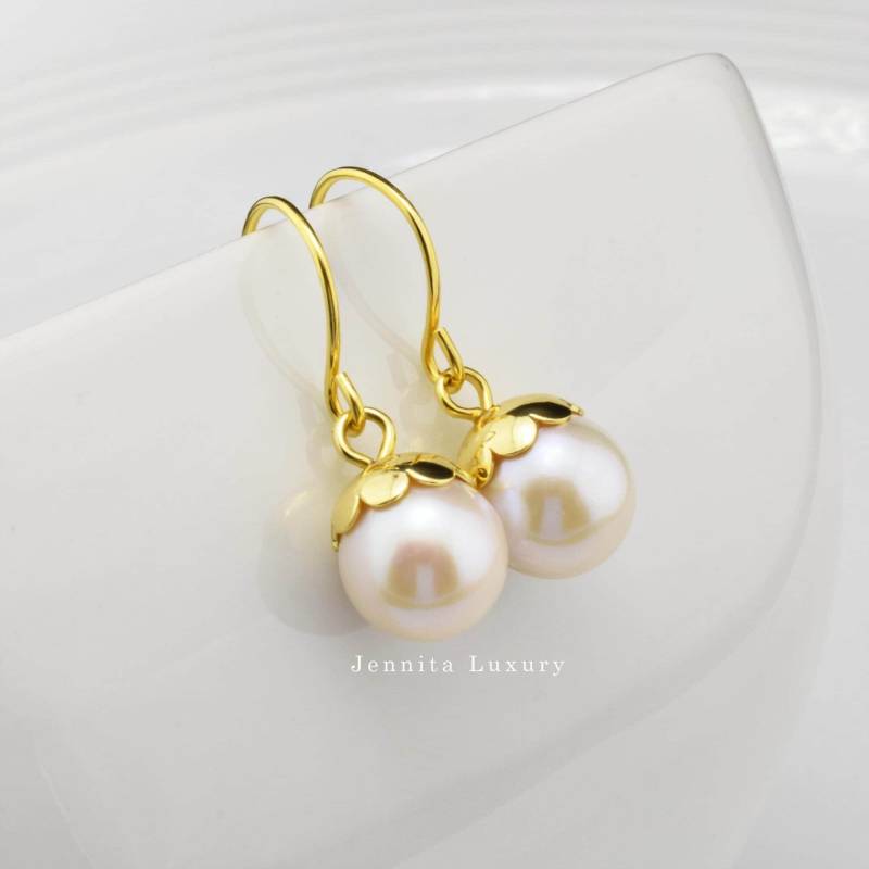 Hängeohrringe Silber Vergoldet Mit Runden Perlen, Goldene Ohrringe Weißen Süßwasserperlen Hängend, Hochzeit Perlenschmuck, Brautohrringe von JennitaLuxury