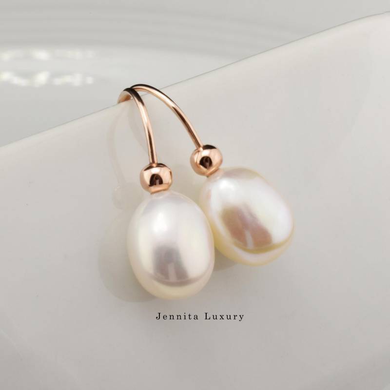 Rosevergoldete Ohrringe Hänger Mit Barockperlen, Rosevergoldete Hängeohrringe Weißen Unregelmäßigen Süßwasserperlen, Braut Perlenschmuck von JennitaLuxury