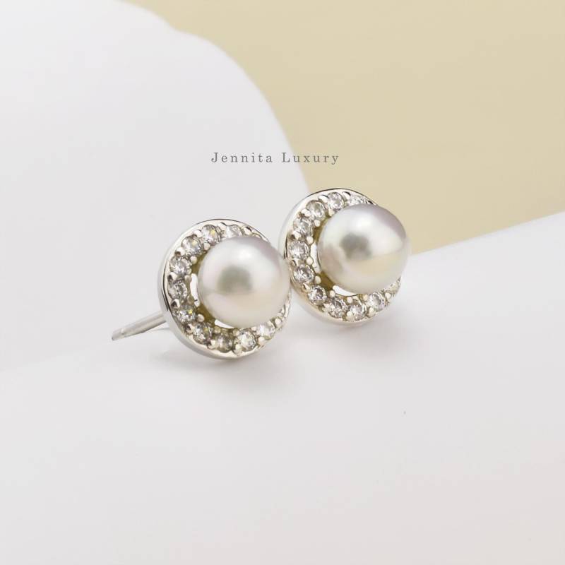 Kleine Perlenohrringe Silber Mit Klaren Zirkonia Steinen, Runde Weiße Süßwasserperlen Ohrringe Stecker, Braut Perlen, Hochzeitsschmuck von JennitaLuxury