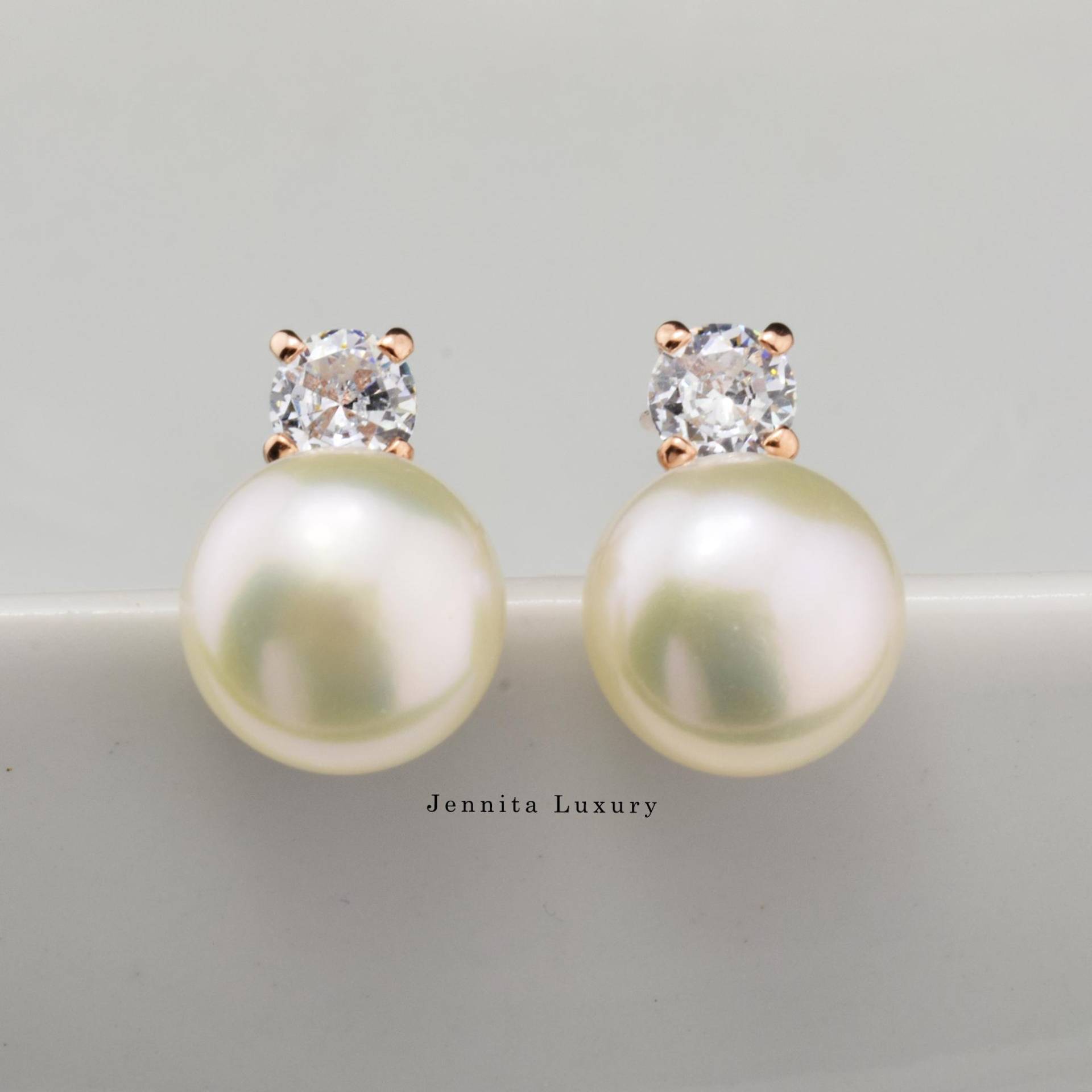 Perlenohrstecker Silber Rosévergoldet Mit Zirkonia Steinen, Weiße Süßwasser Perlen Rosegold Stecker 9mm, Brautohrringe, Hochzeit Perlenschmuck von JennitaLuxury