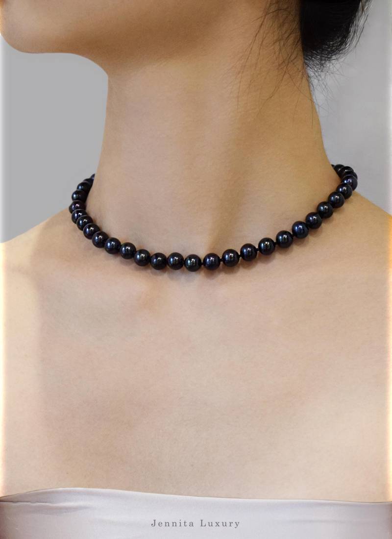 Schwarze Süßwasserperlen Kette, Dunkle Runde Zuchtperlen Halskette Handgefertigt Geknotet, Magnetverschluss Silber, Damen Perlenschmuck Echt von JennitaLuxury