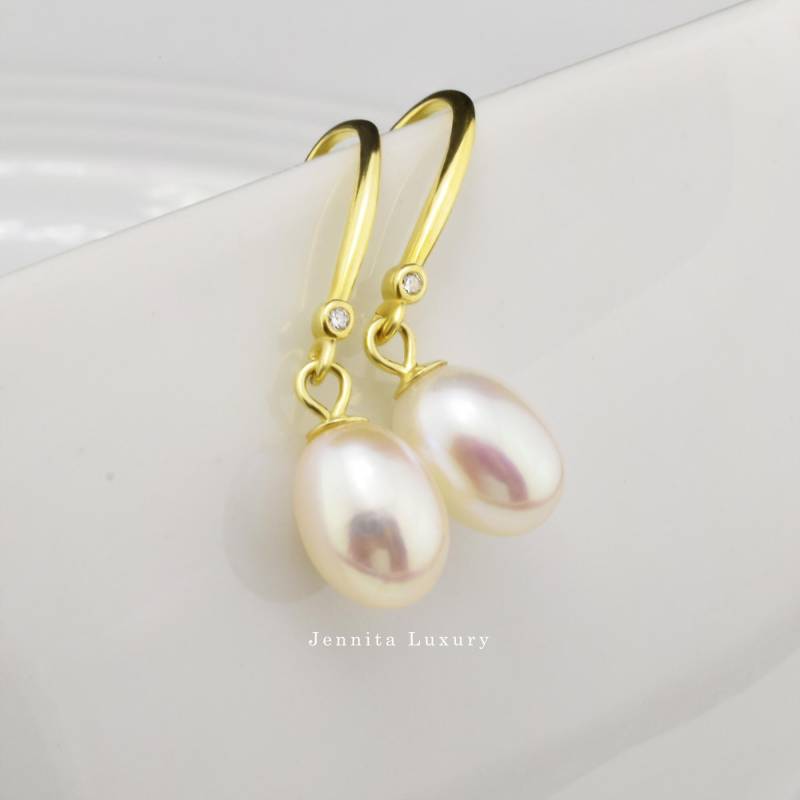 Hängeohrringe Silber Vergoldet Mit Tropfenperlen Und Mini Zirkonia, Goldene Ohrhänger Weißen Süßwasserperlen, Braut Hochzeit Perlenschmuck von JennitaLuxury