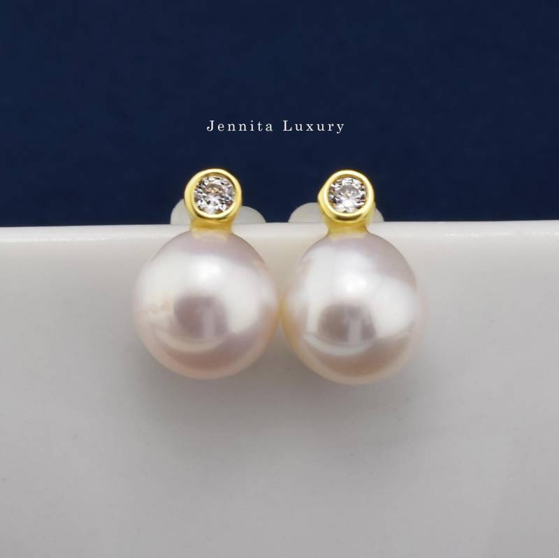 Perlenohrstecker Silber Vergoldet Mit Kleinem Zirkonia Stein, Goldene Ohrringe Stecker Weißen Süßwasserperlen, Braut Perlenohrringe Echt von JennitaLuxury