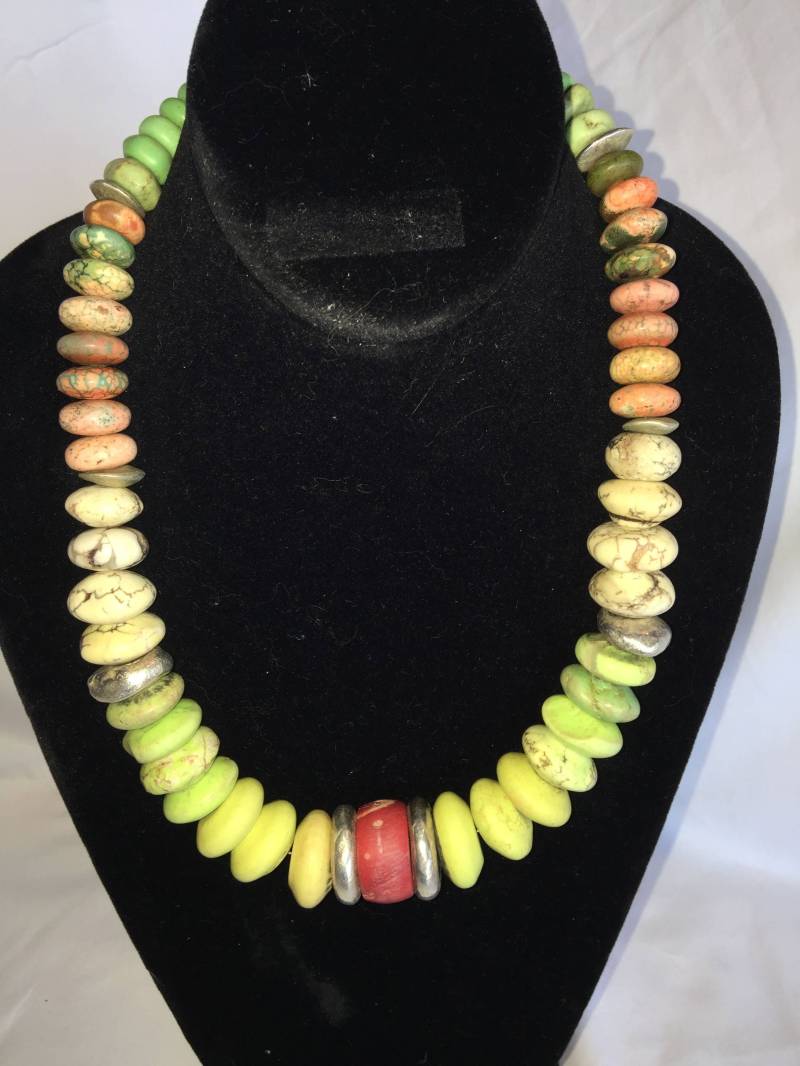 Gelbgrüner, Weiß, Lachs Und Grünem Apfel Howlith Rot Coral Mittelstück Mit Silbernen Akzenten von JennyB55Designs