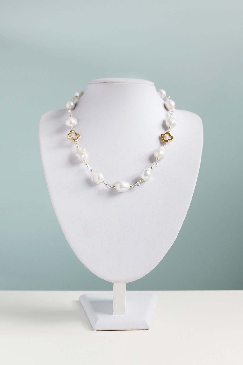 Barocke Perlen Mit Akzenten Aus Silber Und Gold Vierpässen Barocke Perlen Mit Akzenten Aus Silber Und Gold Vierpässen von JennyBJewels