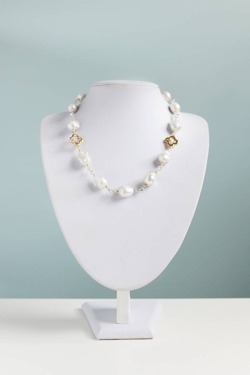 Barocke Perlen Mit Akzenten Aus Silber Und Gold Vierpässen Barocke Perlen Mit Akzenten Aus Silber Und Gold Vierpässen von JennyBJewels