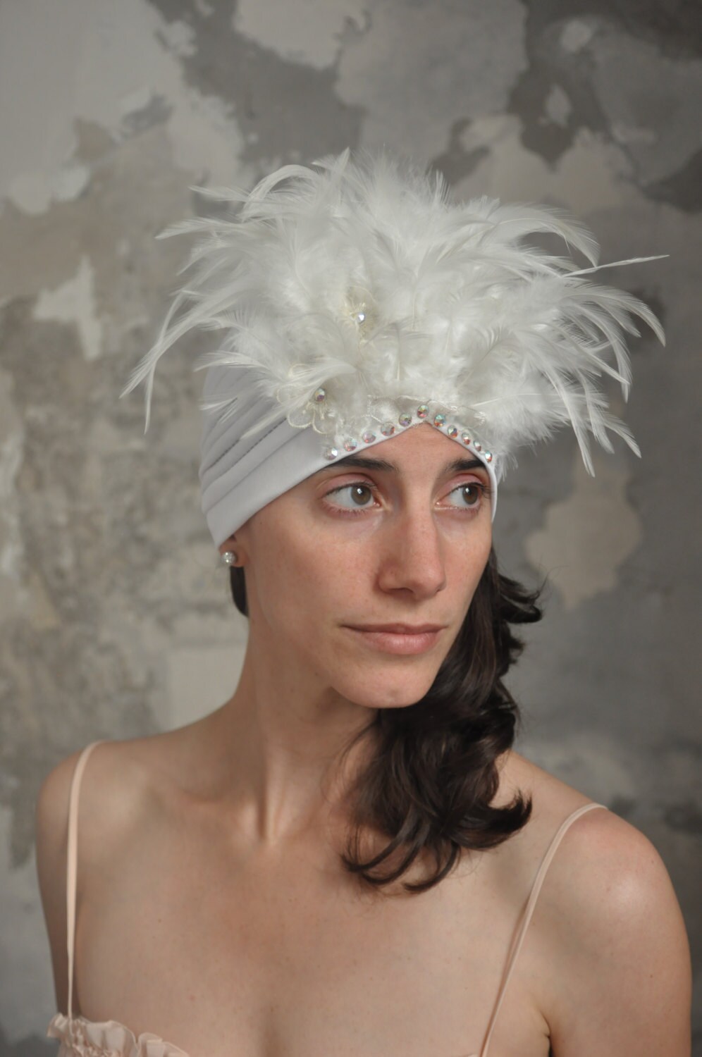 Hochzeitsturban Im Vintage-stil Mit Federn Und Kristallen Hochzeitsturban Im Vintage-stil Mit Federn Und Kristallen von JennyBernsonDesign