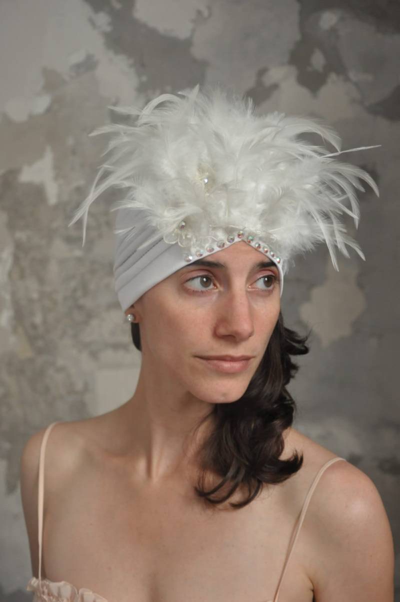 Hochzeitsturban Im Vintage-stil Mit Federn Und Kristallen von JennyBernsonDesign