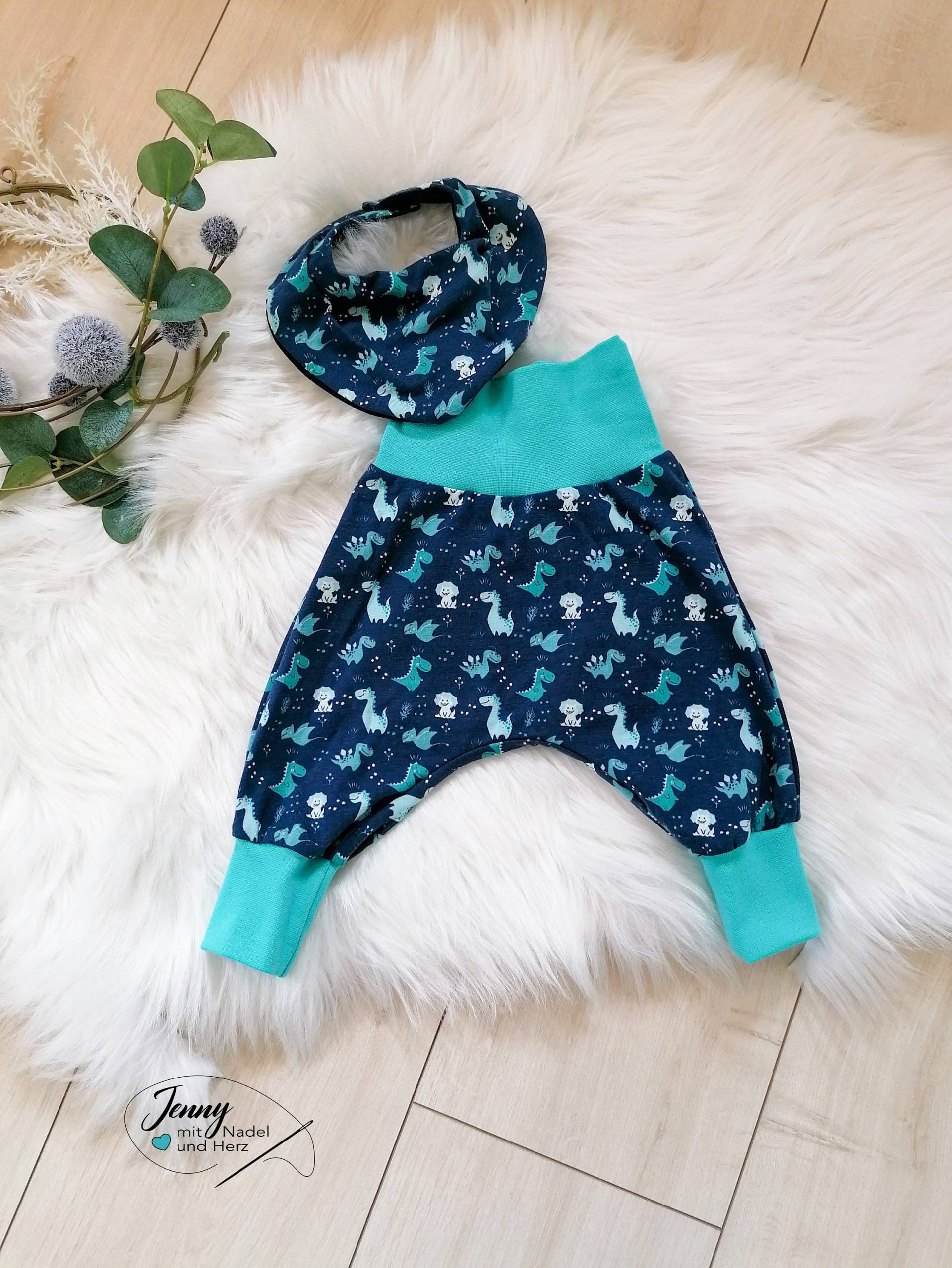 Pumphose Und Halstuch Als Set, Größe 56, Babyhose Jersey, Dreieckstuch, Lätzchen, Haremshose, Jogginghose, Dino, Drache, Blau, Türkis, Mint von JennyMitNadelUndHerz