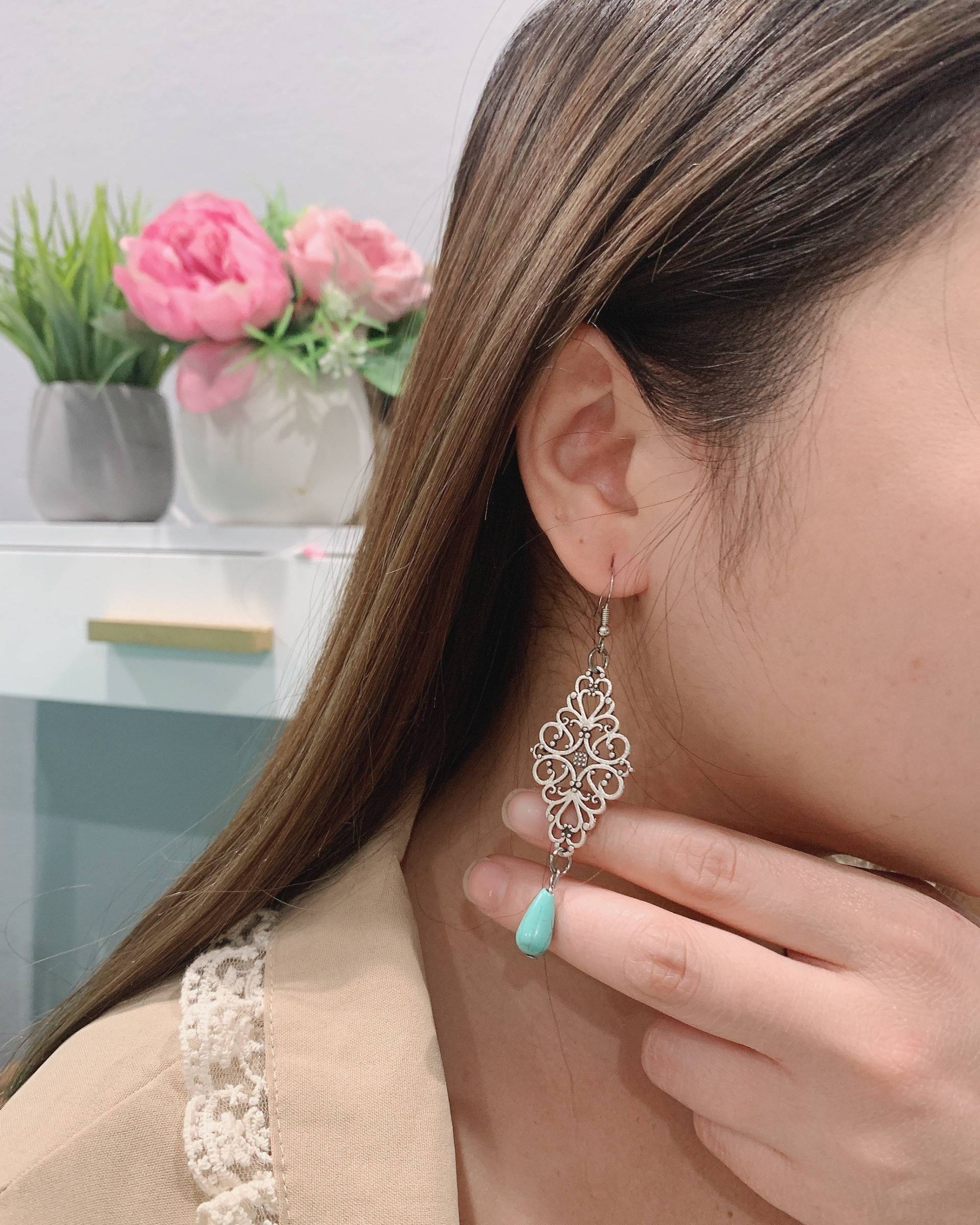 Handgemachte Boho Ohrringe Silberfarbene Filigrane, Blaue Marmor-Tropfen Handgemachte Boho Ohrringe Silberfarbene Filigrane, Blaue Marmor-Tropfen von Jennycorner