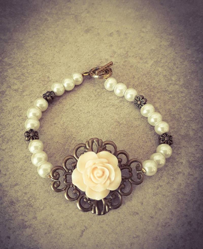 Creme Perlen Blumen Armband, Schmuck Schmuck, Geschenk Für Sie, Damen Brautjungfer Geschenk, Australian Made, Statement Blumenmädchen Creme Perlen Blumen Armband, Schmuck Schmuck, Geschenk Für Sie, Damen Brautjungfer Geschenk, Australian Made, Statement Blumenmädchen von JennysJemsJewelery