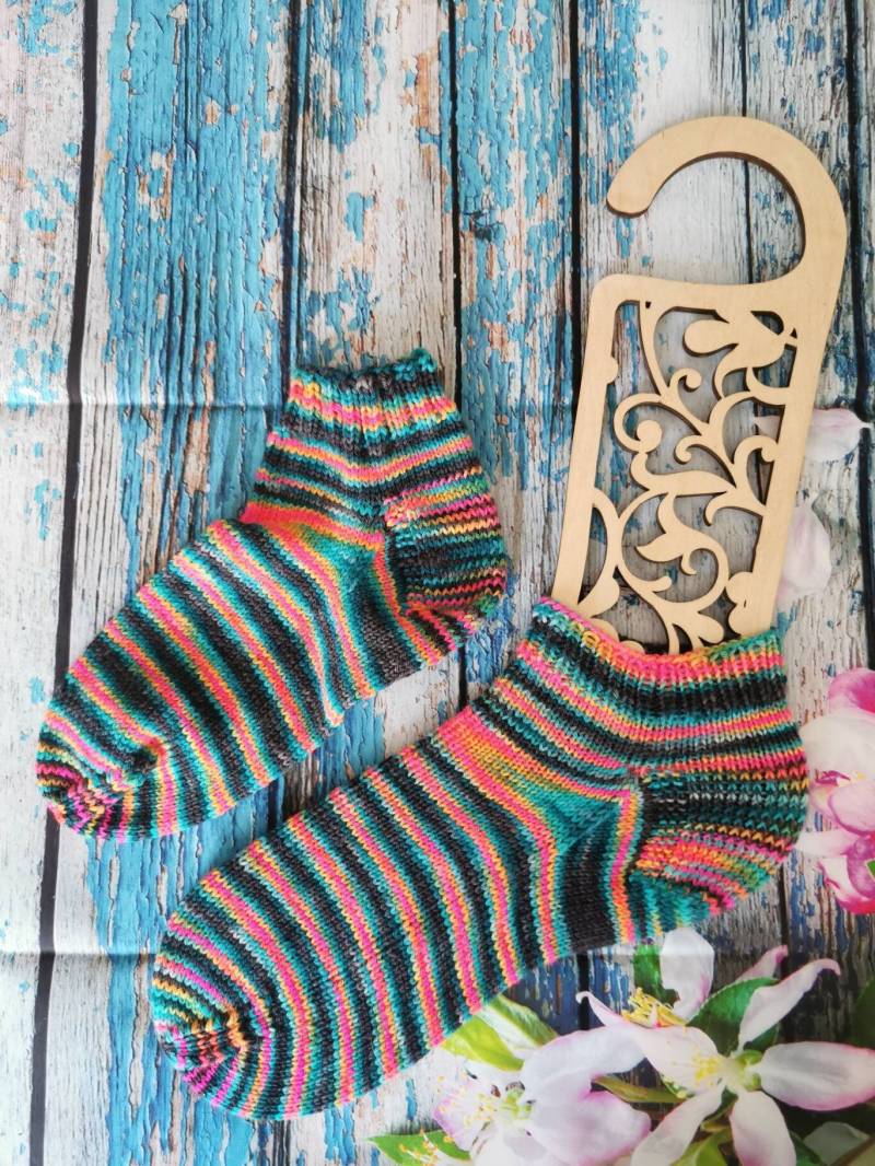 Handgestrickte Socken 37/38 Sneaker Unikat Söckchen Kurzsocken Für Individualität Wollsocken Scrappy von JennysWollkistchen