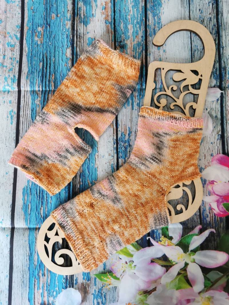 Handgestrickte Yogasocken Unikat Pilates Boho Beinstulpen Tanz Gestrickt Wollsocken Scrappy von JennysWollkistchen