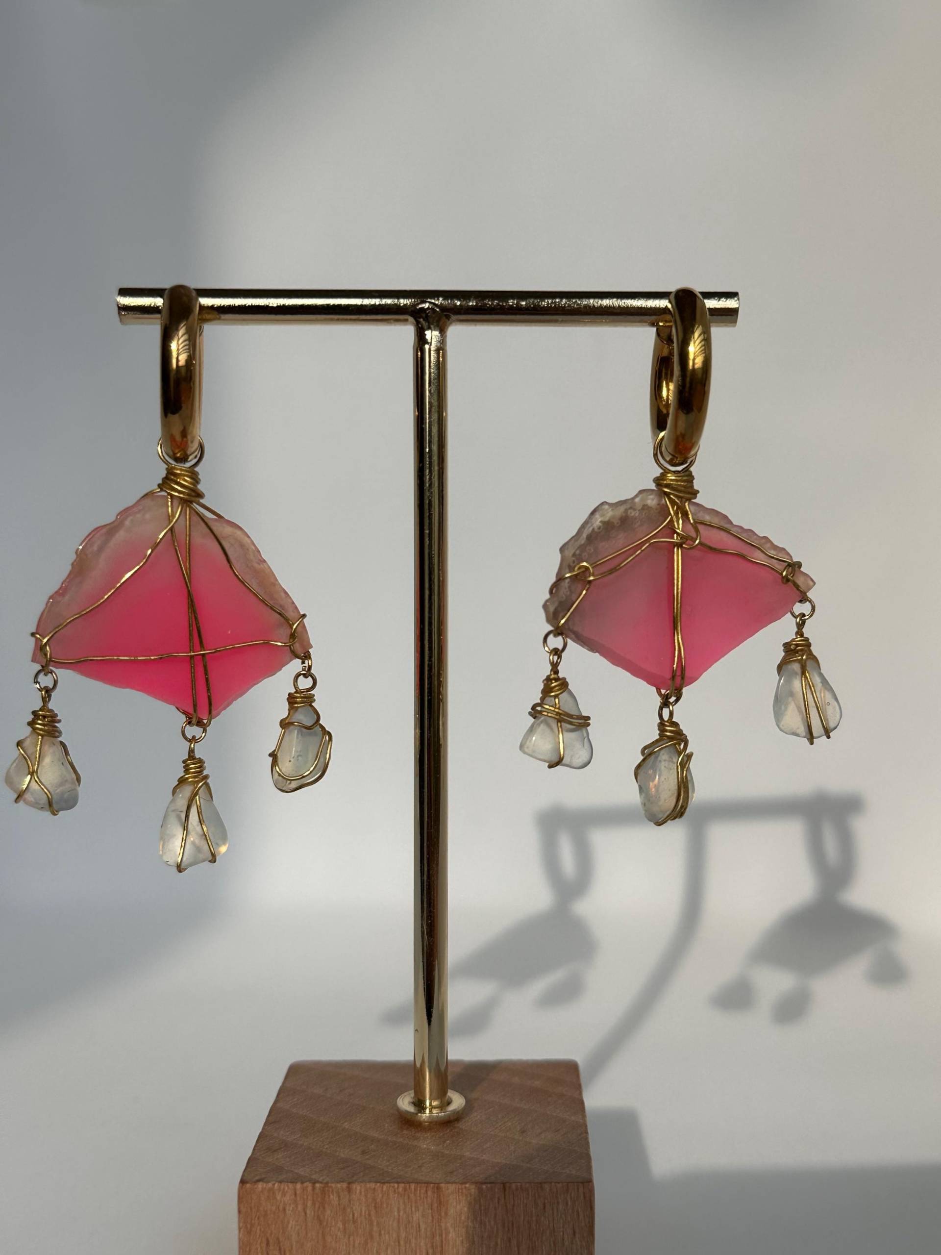 Edelstein-Ohrringe "Medusa" Pinker Achat Und Opalith - Vergoldete Ohrringe Edelsteinohrringe Edelsteinschmuck Handgefertigte Unikate Edelstein-Ohrringe "Medusa" Pinker Achat Und Opalith - Vergoldete Ohrringe Edelsteinohrringe Edelsteinschmuck Handgefertigte Unikate von JensAtelierJewellery