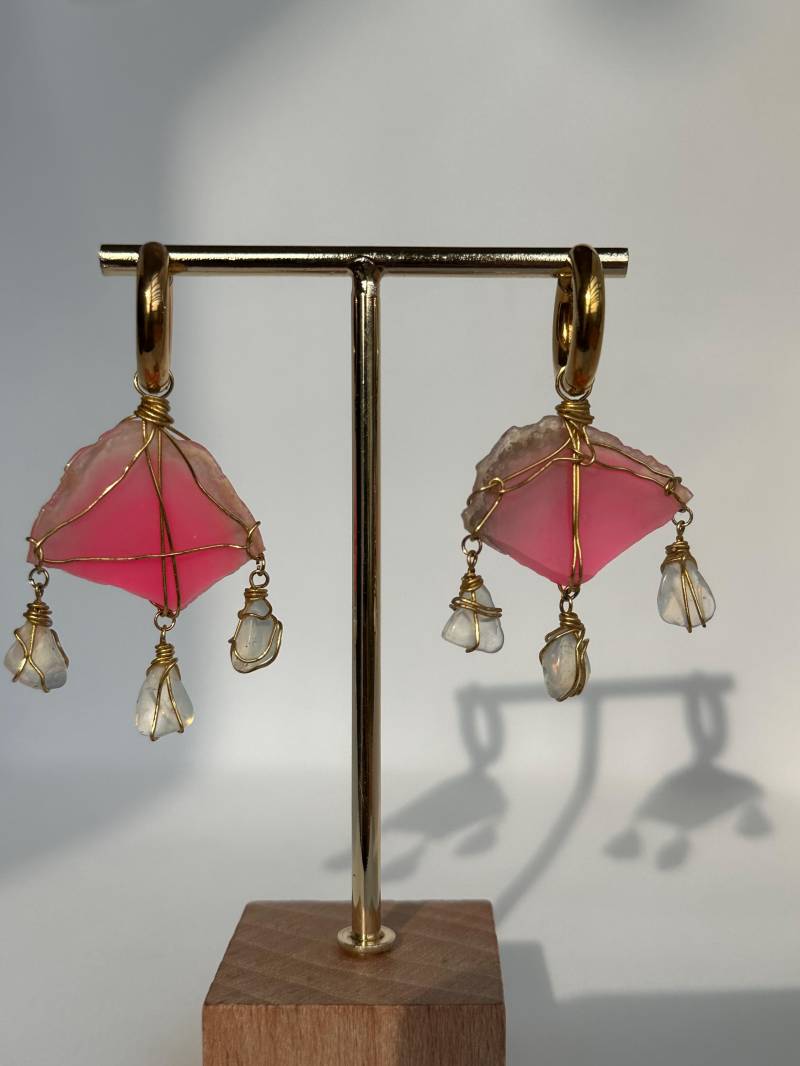 Edelstein-Ohrringe "Medusa" Pinker Achat Und Opalith - Vergoldete Ohrringe Edelsteinohrringe Edelsteinschmuck Handgefertigte Unikate Edelstein-Ohrringe "Medusa" Pinker Achat Und Opalith - Vergoldete Ohrringe Edelsteinohrringe Edelsteinschmuck Handgefertigte Unikate von JensAtelierJewellery