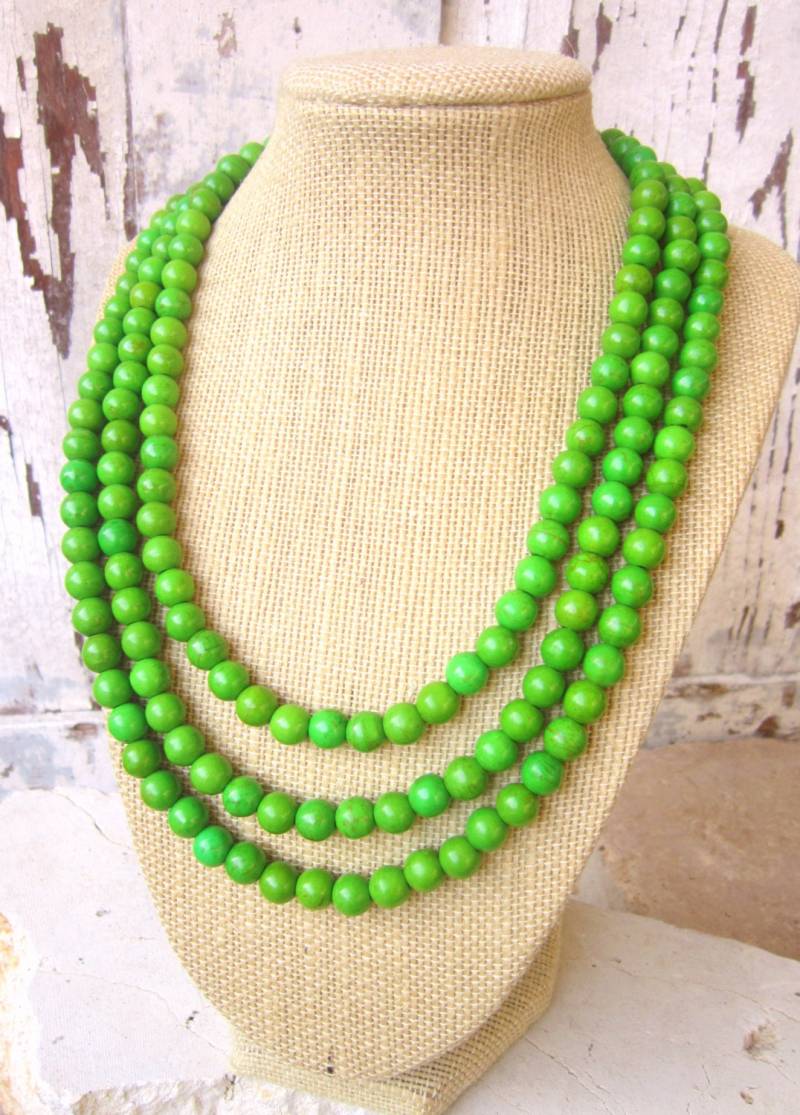 Apfelgrüne Halskette. Dreisträngige Grüne Statement Kette. Howlith Grüner Schmuck. St. Patrick Es Day Schmuck von JensBeadBox