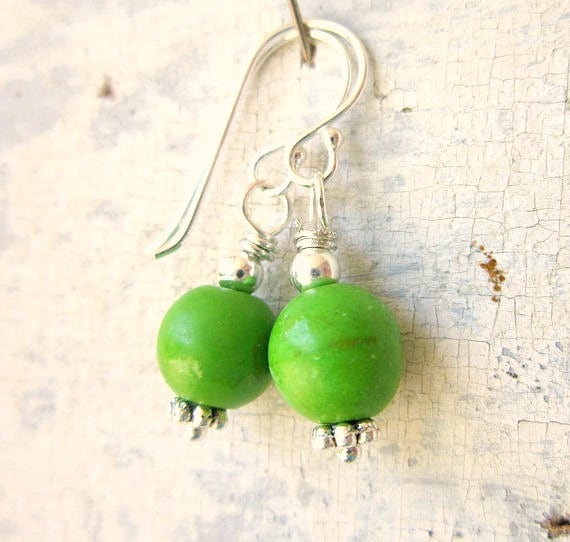 Apfelgrüne Türkis Ohrringe. Howlith Tropfen Schmuck von JensBeadBox