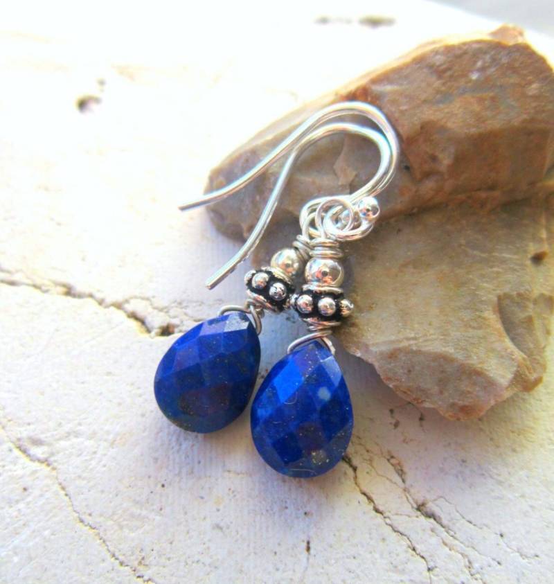 Blaue Lapis Ohrringe. Tropfen Halbedelstein Dunkelblaue Echter Schmuck. Blauer Schmuck von JensBeadBox