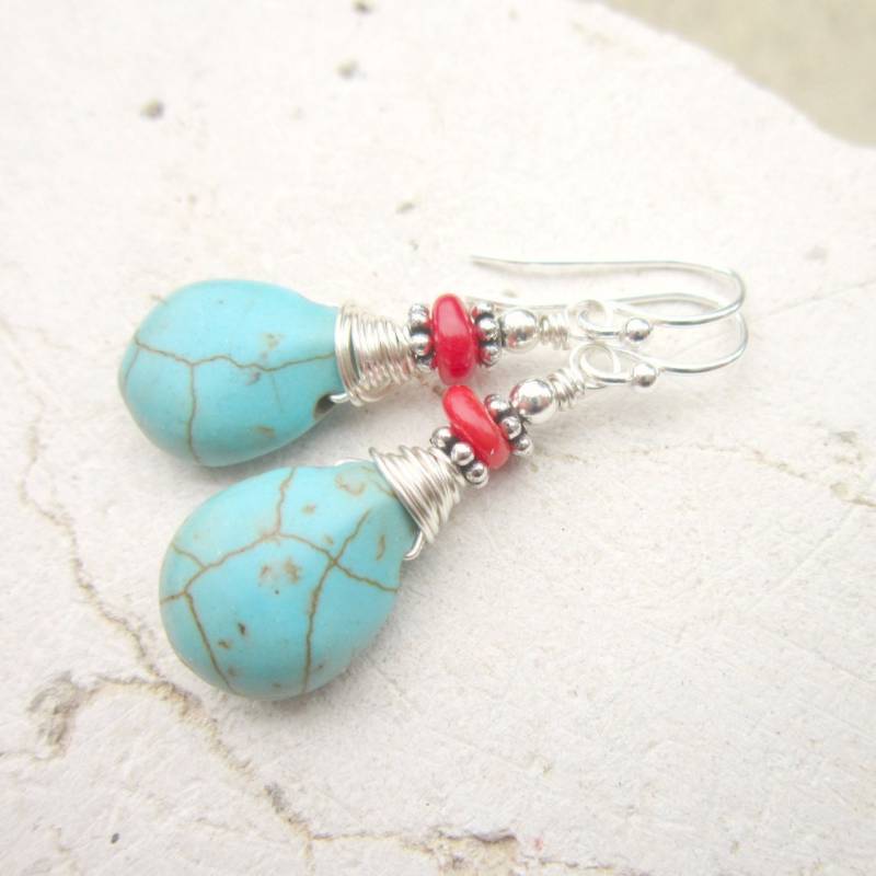 Draht Gewickelt Rote Koralle Und Türkis Ohrringe. Howlite Rot Tropfen Schmuck von JensBeadBox