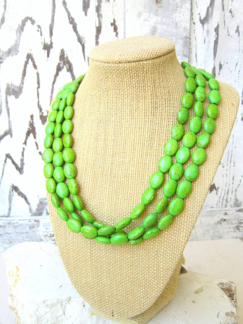 Dreifach-Strang Grün Türkis Halskette. Apple Green Howlite Einstellbare Statement Multi-Strang Schmuck. Perlenkette von JensBeadBox