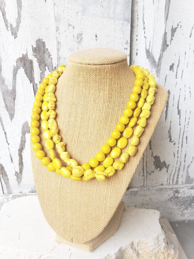Dreifach-strang Gelb Halskette. Gelbe Howlite Gelber Schmuck. Türkis Brautjungfer Mutlistrand von JensBeadBox