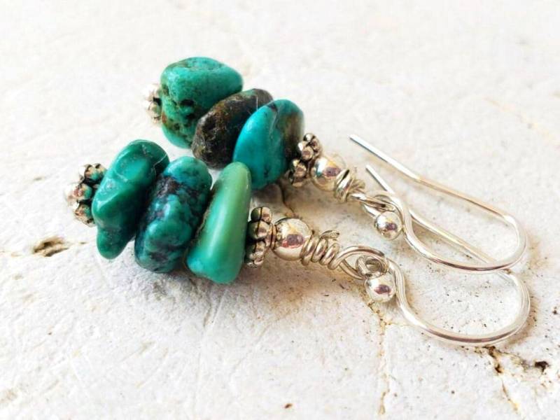 Echte Türkis Ohrringe. Nugget Stapel Schmuck. Echter Grün Ohrringe von JensBeadBox