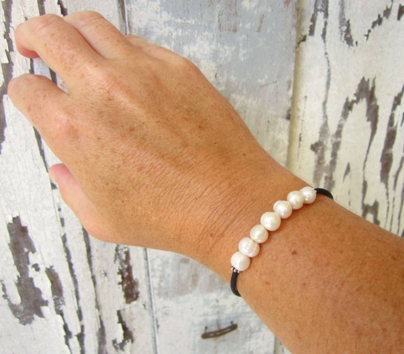 Echtes Weißes Süßwasserperlen Armband. Mini Perlen Schlupf Auf Perlenarmband. Süsswasserperlen Schmuck. Layering Armband von JensBeadBox