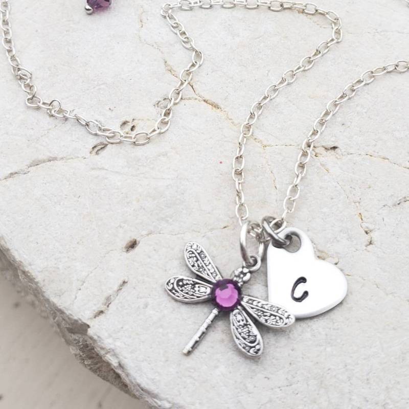 Geburtsstein Libelle Halskette. Initial Gestanzte Herzen Erste Kette. Mädchen Geburtstagsgeschenk. Stamped Schmuck. Blumen-Mädchen Schmuck von JensBeadBox