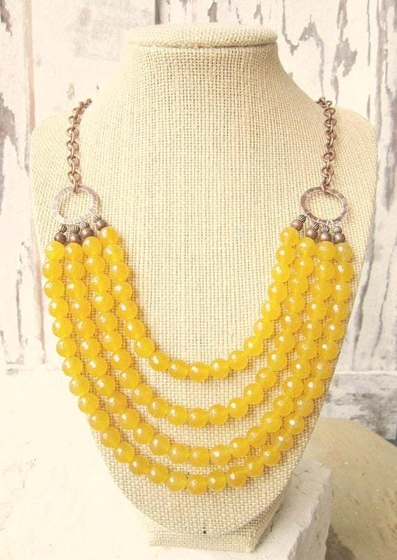 Gelbe Jade Bib Halskette. Honig Butterscotch Gelb Multi Strang Necklace.stone Strang-Statement Gelber Schmuck von JensBeadBox