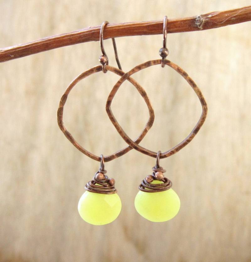 Gelbe Jade Creolen. Draht Gewickelt Briolette Ohrringe. Gelb & Kupfer Rustikaler Schmuck. Gelber Schmuck von JensBeadBox