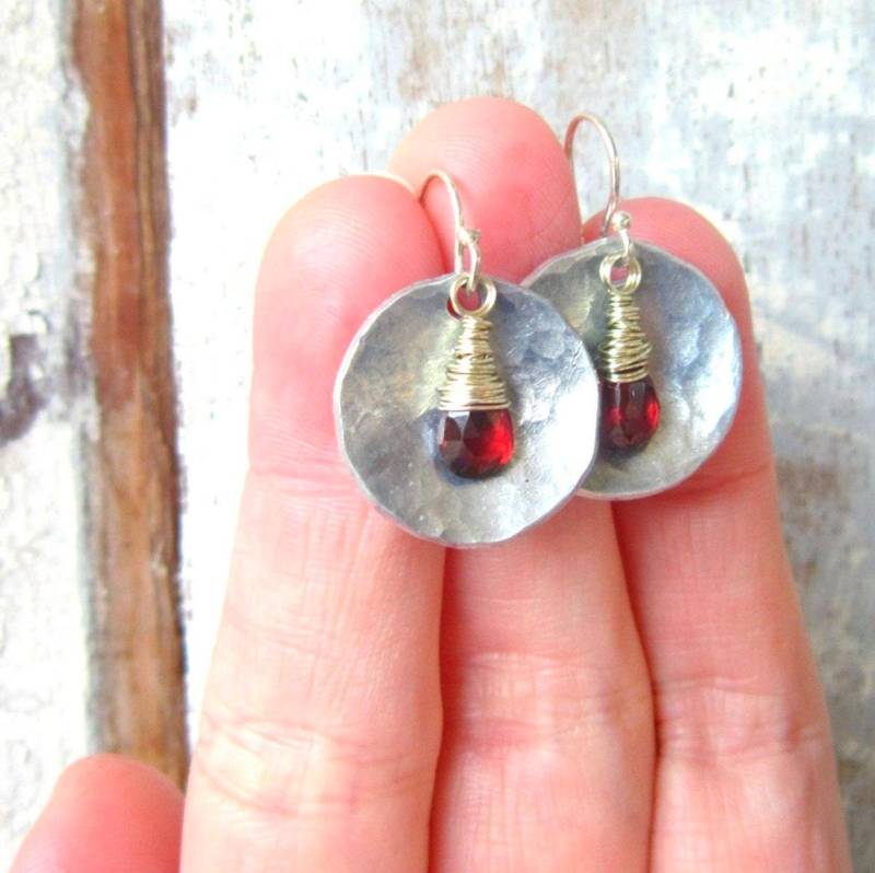 Granat Ohrringe. Sterling Silber Gehämmerte Ohrringe Mit Echten Ohrringen. Schmuck. Januar Geburtsstein Schmuck von JensBeadBox