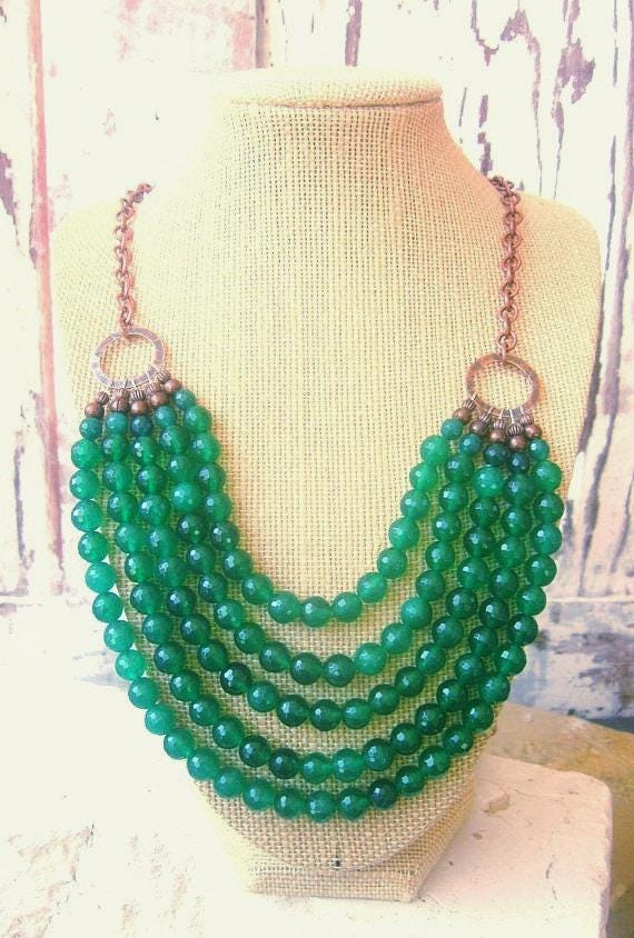 Grüne Jade Bib Halskette. Multi Strang Grüne Kupferkette 5 Perlenarbeit Erklärung. Brautjungfer Schmuck von JensBeadBox