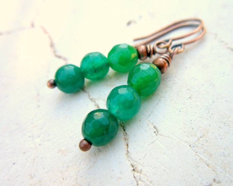 Grüne Jade Ohrringe. Smaragd Grünen Baumeln Jade-Schmuck. Tropfen Facettierte Und Kupfer von JensBeadBox