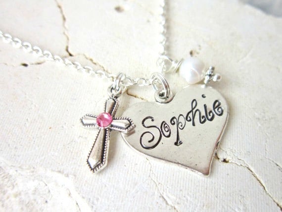 Kinder Birthstone Kreuz Halskette. Mädchenname Gestempelt & Datum Taufe Geschenk. Erste Kommuniongeschenk. Konfirmation Geschenk von JensBeadBox