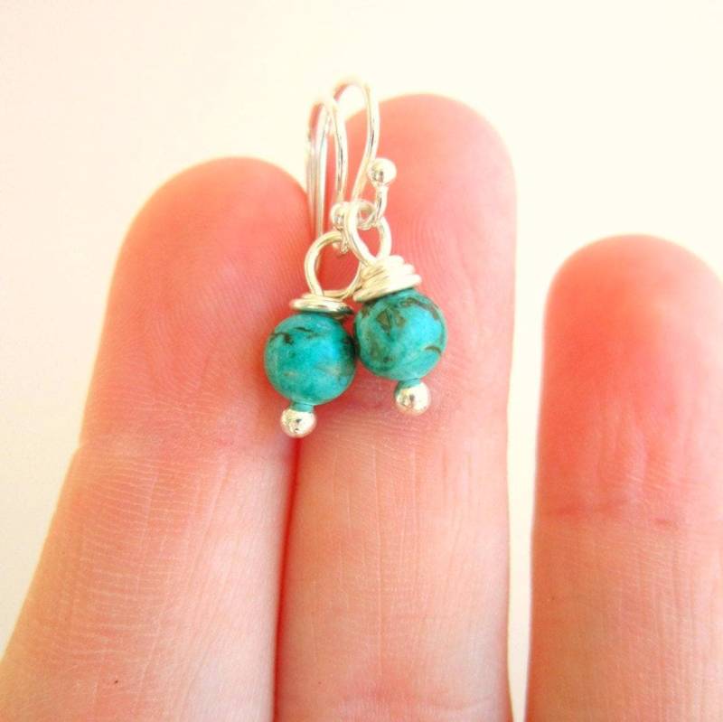 Kleine Echte Türkis Ohrringe. 6 Mm Natürliche Baumeln Runde Blau-Grüne Tropfen Schmuck von JensBeadBox
