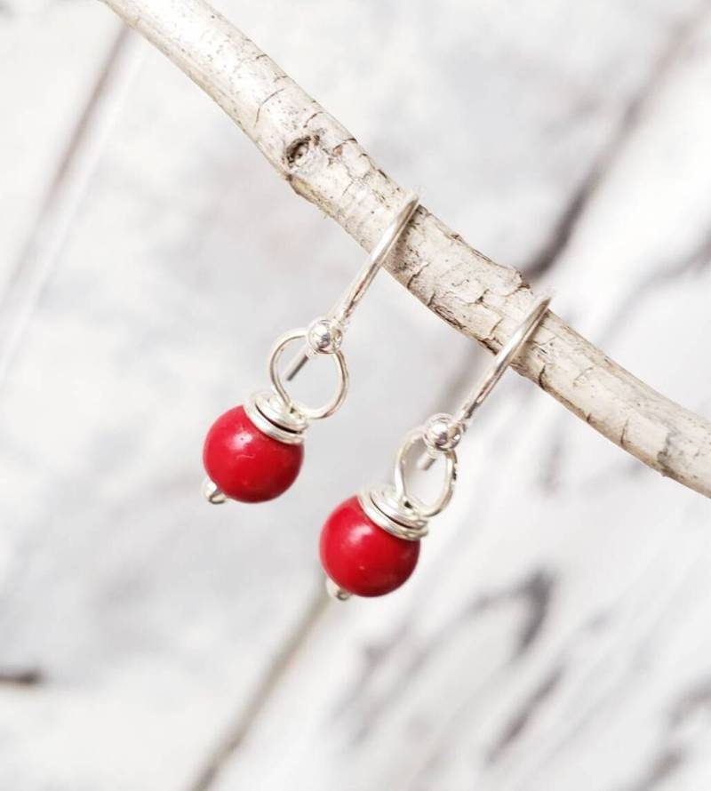 Kleine Rot Türkis Ohrringe.6mm Howlith Ohrringe. Winzige Runde Rot-Türkis-Ohrringe. Zierliche Rote Valentinstag Schmuck von JensBeadBox