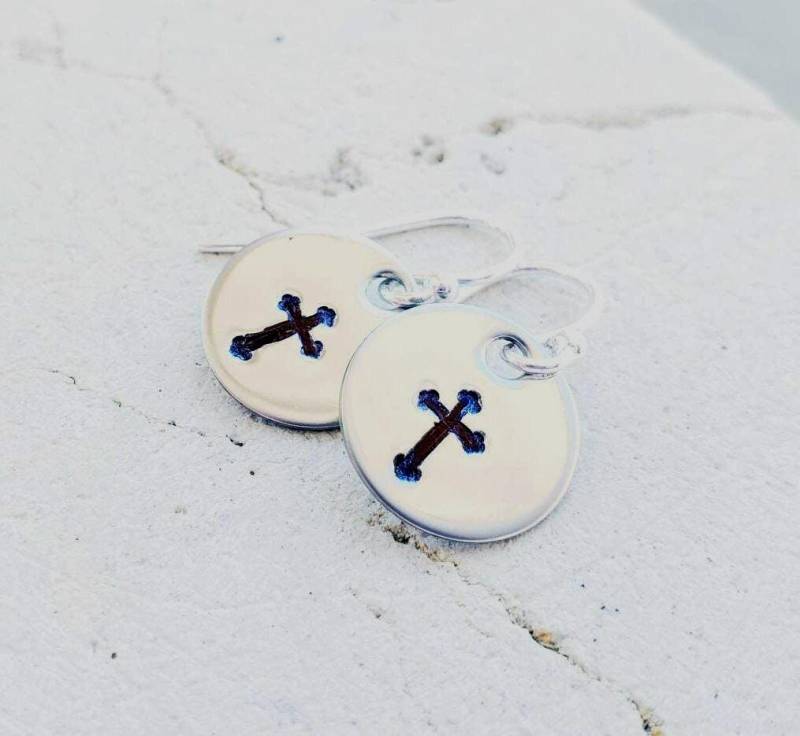 Kleine Silberfarbene Kreuz Ohrringe. Silber Schmuck. Erste Kommunion Religiöser Schmuck Kleine Silberfarbene Kreuz Ohrringe. Silber Schmuck. Erste Kommunion Religiöser Schmuck von JensBeadBox