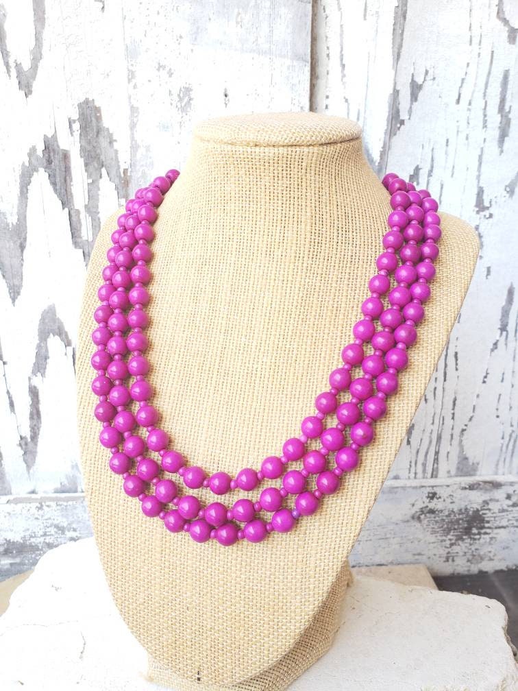 Lila Perlenkette. Kette. Magenta Dreifachstrang Halskette. Orchidee Chunky Halskette.lila Brautjungfern Schmuck. Schmuck von JensBeadBox