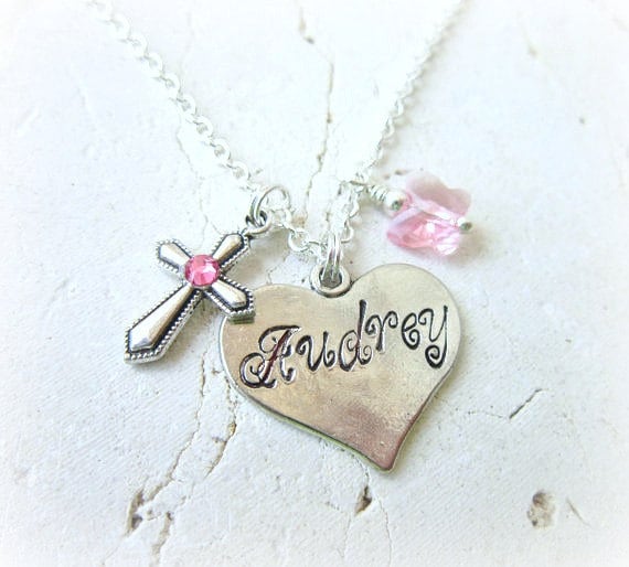 Mädchen Rosa Kristall Kreuz Halskette. Kinder Stempelte Name & Datum Schmetterling Taufgeschenk. Erstkommunion Geschenk. Konfirmation Geschenk von JensBeadBox