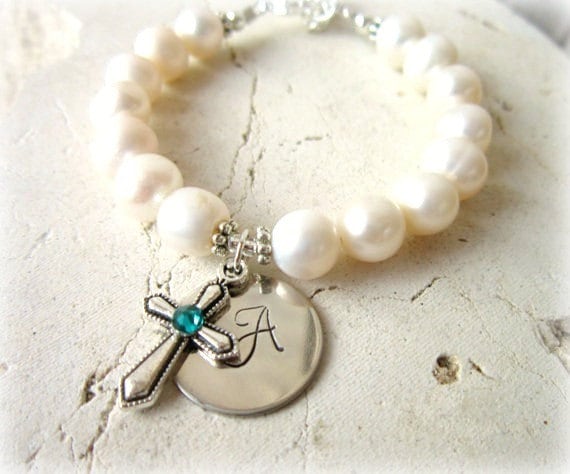 Mädchen Taufe Geschenk. Birthstone Kreuz Armband. Erstkommunion Echte Perle Initial Schmuck von JensBeadBox