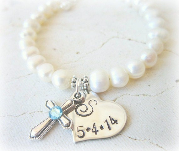 Mädchen Taufe Geschenk. Erstkommunion Birthstone Kreuz Armband. Echte Perle Initial Mit Datum Armband.christening Geschenk von JensBeadBox